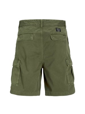 Ansicht der Rückseite einer grünen Cargoshorts. Sie hat zwei Gesäßtaschen, zwei seitliche Cargotaschen und eine Gürtelschlaufe. Auf der rechten Seite befindet sich ein eingenähtes Etikett. Der Stoff hat einen leichten Used-Look.
