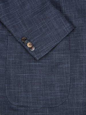 Dunkelblaues Jacket mit Muster. Im Fokus der Ärmel mit vier Knöpfen in Braun- und Blautönen. Der Stoff hat eine gewebte Struktur mit weißen Linien, die ein Karomuster bilden. Auf der rechten Seite ist eine abgerundete Taschenform zu sehen.