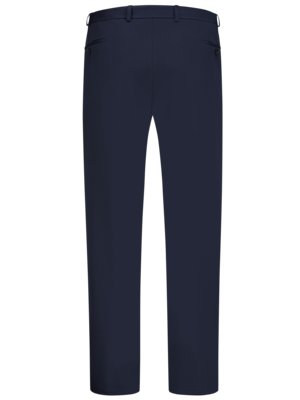 Eine Nahaufnahme zeigt eine dunkelblaue Hose. Die Hose hat eine Hosentasche auf jeder Seite und Gürtelschlaufen. Die Hose steht auf weißem Hintergrund. Der Blickwinkel ist von hinten.