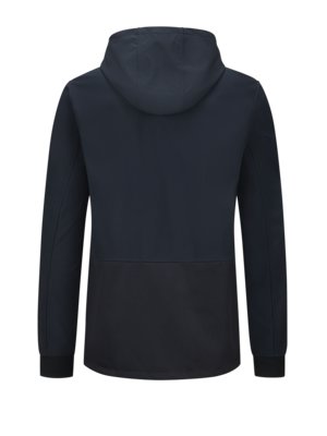 Eine schwarze Jacke mit Kapuze wird von hinten gezeigt. Die Jacke hat lange Ärmel mit schwarzen Bündchen. Die Kapuze ist hochgeschlossen und die Jacke ist in zwei Teile unterteilt.