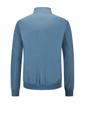 Rückansicht einer hellblauen Jacke. Die Jacke hat einen hohen Kragen, lange Ärmel und einen breiten Saum. Die Ärmel sind an der Außenseite verstärkt und haben Bündchen. Der Hintergrund ist weiß.
