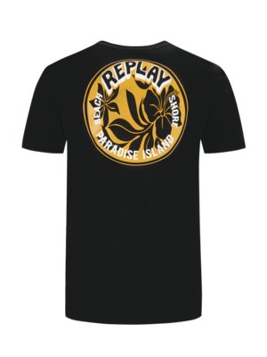 Czarny t-shirt z okrągłym nadrukiem na plecach. W żółto-białym okręgu grafika z liśćmi i kwiatami oraz napisy "REPLAY", "BEACH PARADISE ISLAND SHORE".