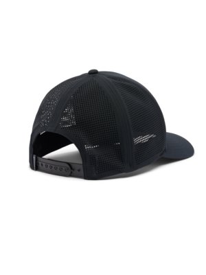 Schwarze Baseballkappe von hinten gesehen. Die Kappe hat ein Netzgewebe auf der Rückseite, eine gebogene Krempe und einen verstellbaren Riemen. Ein runder Knopf sitzt oben auf der Kappe. Der Hintergrund ist weiß.