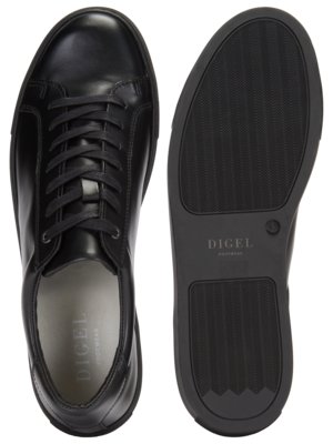 Zwei schwarze Ledersneaker, einer von oben, der andere von unten. Der linke Schuh hat Schnürsenkel, der rechte Schuh zeigt die Sohle mit dem Schriftzug "DIGEL FOOTWEAR". Der Hintergrund ist weiß.