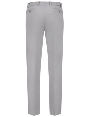 Rückansicht einer hellgrauen Stoffhose. Die Hose hat einen Bund mit Schlaufen, zwei Gesäßtaschen, sowie gerade, längliche Hosenbeine. Die Hose ist auf weißem Hintergrund fotografiert.