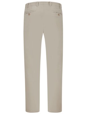 Beige Herrenhose in Nahaufnahme. Die Hose hat einen Bund mit Schlaufen, zwei Gesäßtaschen mit Knöpfen und seitliche Eingrifftaschen. Sie ist aus einem glatten Stoff gefertigt. Die Hose ist im Studio vor weißem Hintergrund fotografiert worden.