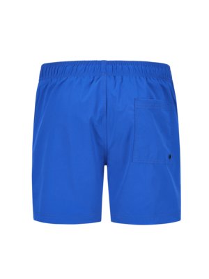 Rückansicht einer hellblauen Badehose. Die Hose hat einen elastischen Bund, eine Gesäßtasche auf der rechten Seite und eine kleine schwarze Öse. Die Hose ist aus glattem Stoff gefertigt.