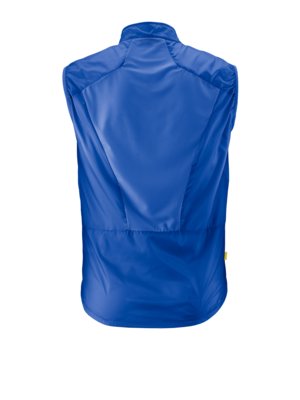 Rückansicht einer blauen Weste aus leichtem Stoff. Die Weste hat einen Stehkragen und ist am Rücken mit einem strukturierten Stoffteil versehen. Am unteren Saum befindet sich ein gelbes Etikett.