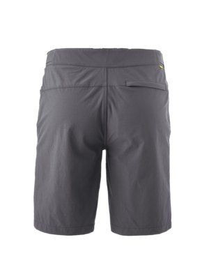 Dunkelgraue Shorts, die von hinten gezeigt werden. Sie haben eine gerade Beinform, einen Bund und zwei Taschen. Auf der rechten Seite befindet sich ein kleiner gelber Akzent. Das Material ist glatt und glänzend.