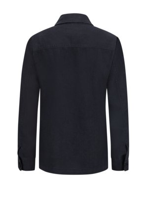 Ansicht der Rückseite einer dunkelblauen Jacke mit Kragen und langen Ärmeln. Der Kragen ist nach unten geklappt, die Ärmel enden in Manschetten mit Knopf. Ein Querriegel ist auf der Rückseite im Schulterbereich zu sehen.