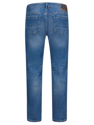 Rückansicht einer blauen Jeanshose. Die Hose hat Gesäßtaschen mit einer dekorativen Steppnaht. Auf der rechten Seite ist ein Lederpatch sichtbar. Die Jeans sind im Stil verwaschen.