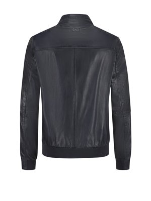 Rückansicht einer dunkelblauen Lederjacke. Die Jacke hat einen Stehkragen, einen Reißverschluss, lange Ärmel und einen breiten Bund am unteren Saum. Das Leder hat eine leichte Textur.
