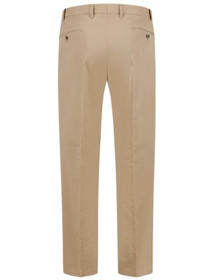 Eine Ansicht von hinten einer beigefarbenen Hose. Die Hose hat zwei Gesäßtaschen mit Knöpfen, eine breite Gürtelschlaufe und ist aus einem Stoff mit leichter Struktur. Die Hose ist gerade geschnitten und endet am Knöchel.