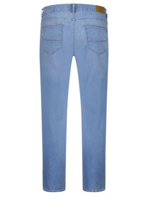 Hellblaue Jeans, die von hinten fotografiert wurde. Die Jeans hat zwei Gesäßtaschen und eine kleine rechteckige braune Applikation am Bund. Sie ist aus leichtem Stoff und hat eine gerade Passform.