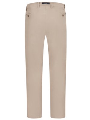 Beige Hose von hinten betrachtet. Die Hose hat zwei Gesäßtaschen, eine kleine Tasche auf der rechten Seite und Knöpfe an den Gesäßtaschen. Oberhalb der Gesäßtasche ist ein Label sichtbar.