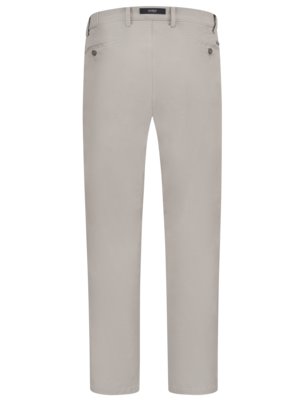 Helle, gerade Herrenhose mit zwei Gesäßtaschen und zwei Fronttaschen. Die Hose ist hellbeige, hat einen Knopf am Bund, sowie Gürtelschlaufen. Auf dem Bund steht ein Markennamen.