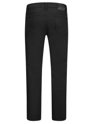 Ansicht einer schwarzen Jeans von hinten. Die Hose hat zwei Gesäßtaschen, Gürtelschlaufen und einen Lederaufnäher mit Logo am Bund. Die Hosenbeine verlaufen gerade nach unten.