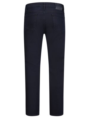 Dunkelblaue Jeanshose von hinten fotografiert. Die Hose hat zwei Gesäßtaschen und eine kleine Tasche vorne rechts. Am Bund befindet sich ein Lederetikett. Der Stoff ist glatt und ohne Muster.