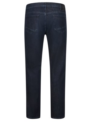 Rückansicht einer dunkelblauen Jeanshose. Die Hose hat zwei Gesäßtaschen. Auf der Rückseite ist ein Markenlogo aufgenäht. Die Jeans hat eine gerade Beinform und ist aus Denim gefertigt.
