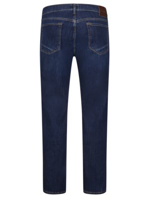 Dunkelblaue Jeans von hinten fotografiert. Man sieht die Gesäßtaschen, die Hosentaschen vorne und das Lederlabel. Die Hose ist aus Denim-Stoff und hat eine normale Passform. Der Hintergrund ist weiß.