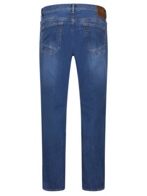 Hinteransicht einer blauen Jeanshose. Die Hose hat eine klassische Passform mit Gesäßtaschen und einem Lederetikett am Bund. Das Denim-Material weist leichte Waschungen auf. Die Beine sind gerade geschnitten.