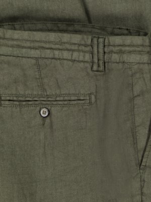 Nahaufnahme von grüner Hose. Im oberen Bereich befindet sich ein Bund mit Gürtelschlaufe und Ziernähten. Unten befindet sich eine Gesäßtasche mit Knopf. Das Material ist grob strukturiert.