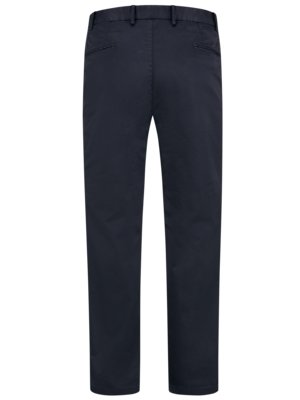 Dunkelblaue Herrenhose, Rückansicht, auf weißem Hintergrund. Die Hose hat einen Bund mit Gürtelschlaufen, zwei Gesäßtaschen und gerade Beine.