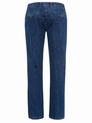 Dunkelblaue Jeanshose, Rückansicht. Die Jeans hat zwei Gesäßtaschen, einen Bund mit Gürtelschlaufen und einen Reißverschluss. Der Stoff hat eine leichte Struktur. Die Hose ist auf weißem Hintergrund.