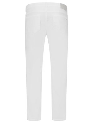 Ein Foto zeigt eine weiße Jeans von hinten. Die Hose hat zwei Gesäßtaschen und einen kleinen Aufnäher. Die Beine sind gerade geschnitten. Das Material scheint denim zu sein.