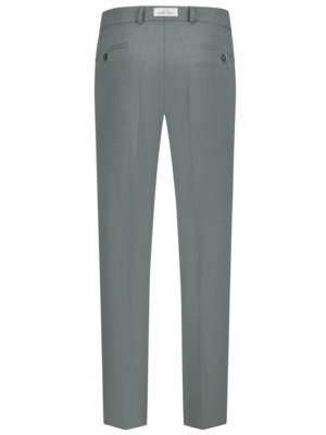 Hosen von hinten gesehen. Die Hose ist hellgrau und hat einen Gürtel. Oben sind zwei Gesäßtaschen und ein Knopf zu sehen. Die Beine verlaufen gerade nach unten.