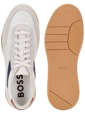 Zwei weiße Sneaker von oben gesehen. Der linke Schuh hat eine blaue und rote Verzierung. Die Sohle des rechten Schuhs, mit der Aufschrift BOSS, ist braun. Beide Schuhe stehen auf weißem Untergrund.