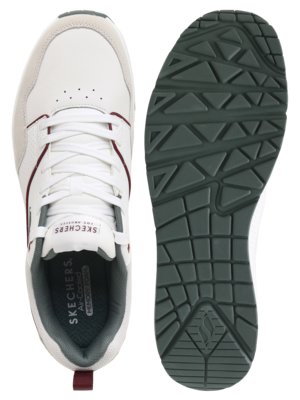 Ansicht von oben auf einen weißen Skechers-Sneaker und die Sohle. Der Schuh hat weiße Schnürsenkel, rote Akzente und eine graue Zunge. Die grüne Sohle zeigt ein geometrisches Muster.