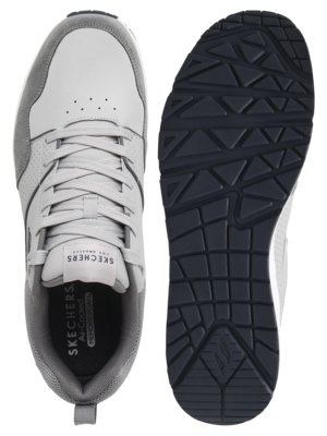 Ein grauer Herren-Sneaker von oben betrachtet. Der linke Schuh hat Schnürsenkel, der rechte Schuh zeigt die schwarze, profilierte Sohle. Auf der Zunge steht "SKECHERS FOR LOS ANGELES". Auf der Innensohle steht "SKECHERS Air-Cooled Memory Foam".