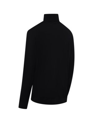 Ein schwarzes Langarmshirt mit Stehkragen, das leicht schräg von hinten zu sehen ist. Die Ärmel sind lang und eng anliegend. Der Kragen ist hoch und eng anliegend. Der Hintergrund ist weiß.
