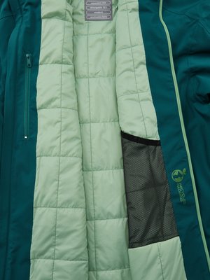 Nahaufnahme einer geöffneten türkisfarbenen Jacke. Das Innenfutter ist hellgrün und gesteppt. Ein schwarzes Netzfach befindet sich auf der rechten Seite. Ein Logo mit einem Blatt und Schriftzug "Recycled padding" ist zu sehen. Auf der Brust ist ein Etikett mit Schriftzug.