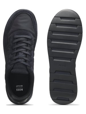 Ein dunkelblauer Herrenschuh von BOSS. Der linke Schuh ist von oben sichtbar, der rechte von unten. Der linke Schuh hat Schnürsenkel. Die Sohle des rechten Schuhs hat ein BOSS-Logo. Beide Schuhe sind auf weißem Hintergrund.