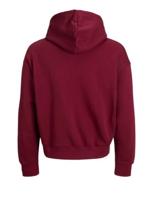 Rückansicht eines weinroten Kapuzenpullovers. Der Pullover hat eine Kapuze, lange Ärmel und einen breiten Bund. Die Ärmel und der Bund sind glatt und eng anliegend. Der Hintergrund ist weiß.