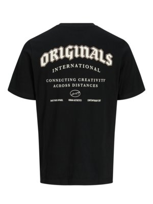 Černé tričko s krátkým rukávem, na zádech s bílým nápisem "ORIGINALS INTERNATIONAL" a dalším textem "CONNECTING CREATIVITY ACROSS DISTANCES" a logem. Pod tím tři další nápisy.