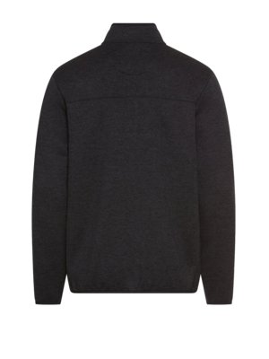 Rückansicht einer dunkelgrauen Herrenjacke mit Stehkragen und Reißverschluss. Die Jacke hat lange Ärmel und einen schmalen Saum. Über der Brust befindet sich eine horizontale Naht. Der Hintergrund ist weiß.