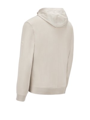 Ein beigefarbener Kapuzenpullover, rückwärtige Ansicht, auf weißem Hintergrund. Der Hoodie hat eine Kapuze, lange Ärmel, einen breiten Bund und eine kleine Tasche auf der Brust. Der Hintergrund ist weiß.