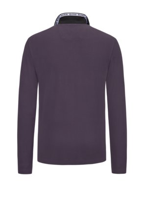 Rückansicht eines langärmligen Herren-T-Shirts in dunklem Lila. Der Kragen hat einen schwarzen Rand mit weißem BOSS-Schriftzug. Die Ärmel sind lang und schmal. Das Shirt ist aus einem glatten Stoff.