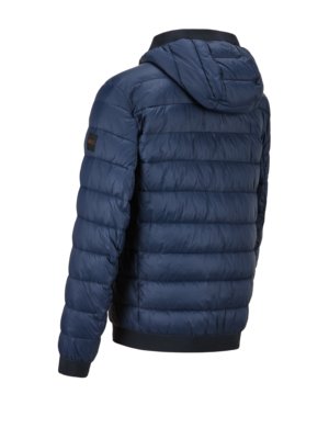 Rückansicht einer dunkelblauen Steppjacke mit Kapuze. Die Jacke hat eine horizontal gesteppte Oberfläche. Auf dem linken Oberarm befindet sich ein kleines Markenlogo. Der untere Saum und die Ärmel sind dunkelblau.