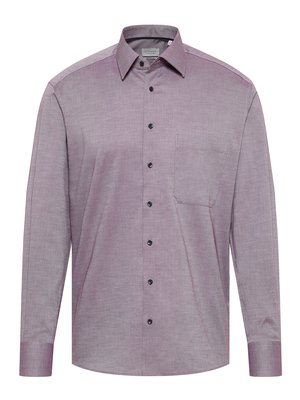 Ein langärmliges Herrenhemd in Hellrot-Violett. Es hat einen Kragen, eine Knopfleiste, eine Brusttasche und Manschetten. Die Knöpfe sind dunkel. Das Hemd ist glatt und leicht strukturiert.