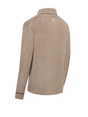 Beigefarbener Rollkragenpullover, gestrickt, aus der halben Seitenansicht. Der Pullover hat einen Rollkragen und einen kleinen Aufnäher am hinteren Kragen. Der Ärmel hat einen braunen Abschluss. Der Hintergrund ist weiß.