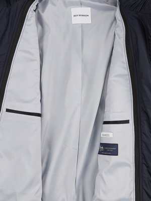 Innenansicht einer dunklen Jacke. Auf der linken Seite befindet sich eine Innentasche. Auf der Innenseite der Jacke ist ein weißes Etikett mit "ROY ROBSON" aufgedruckt. Auf der rechten Seite sind weitere Etiketten sichtbar.