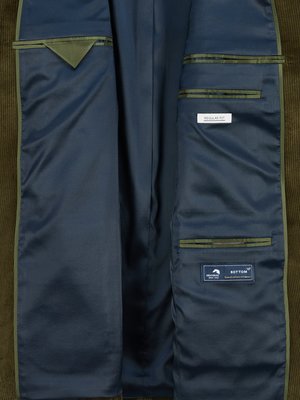 Detailansicht der Innenseite einer dunkelgrünen Cordjacke. Innenfutter in Dunkelblau, mit drei Taschen auf der rechten Seite. Ein Etikett mit der Aufschrift "REGULAR FIT" ist sichtbar.