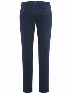 Rückansicht einer dunkelblauen Stoffhose. Die Hose hat einen Bund mit Gürtelschlaufen, zwei Gesäßtaschen und ist aus einem glatten Stoff. Der Schnitt ist gerade und die Beine verlaufen parallel nach unten.