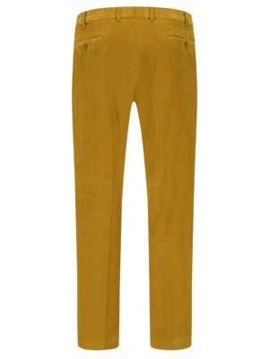Hosen aus gelbem Stoff, von hinten betrachtet. Die Hose hat einen Bund mit Gürtelschlaufen, zwei Gesäßtaschen und Knöpfe zum Verschließen. Das Bein ist gerade geschnitten. Die Hose ist auf weißem Hintergrund abgebildet.