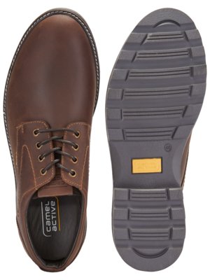 Zwei braune Herrenschuhe, links mit Schnürsenkeln, rechts die Sohle. Der linke Schuh hat eine helle Naht am Rand und innen das Label "camel active". Auf der Sohle ist die Schuhgröße 48 angegeben.