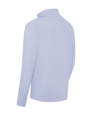 Rückansicht eines hellblauen Sweatshirts mit Stehkragen und Reißverschluss. Das Sweatshirt hat lange Ärmel und einen geraden Saum, der auf einem weißen Hintergrund steht.